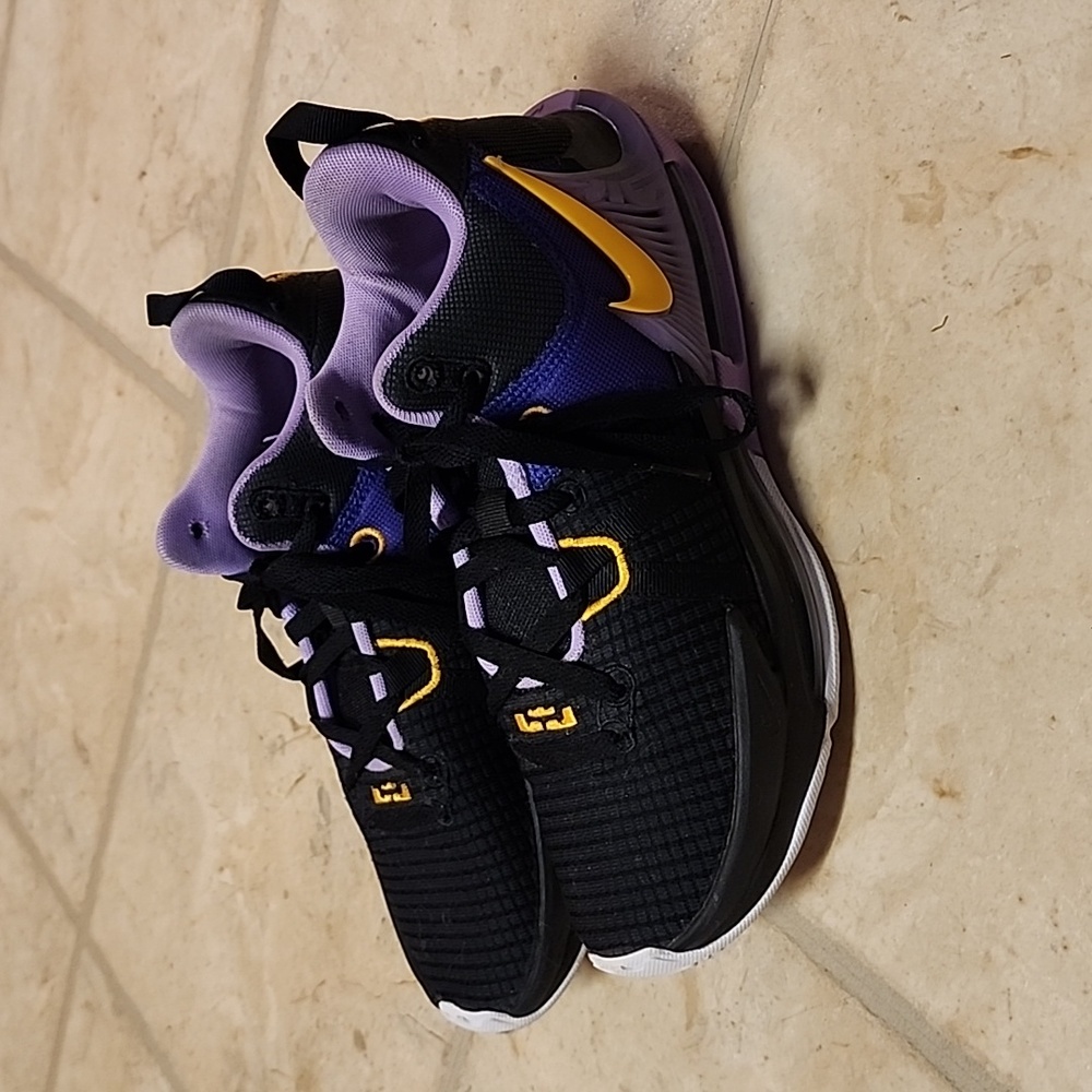 Nike LeBron Witness VII - size 7